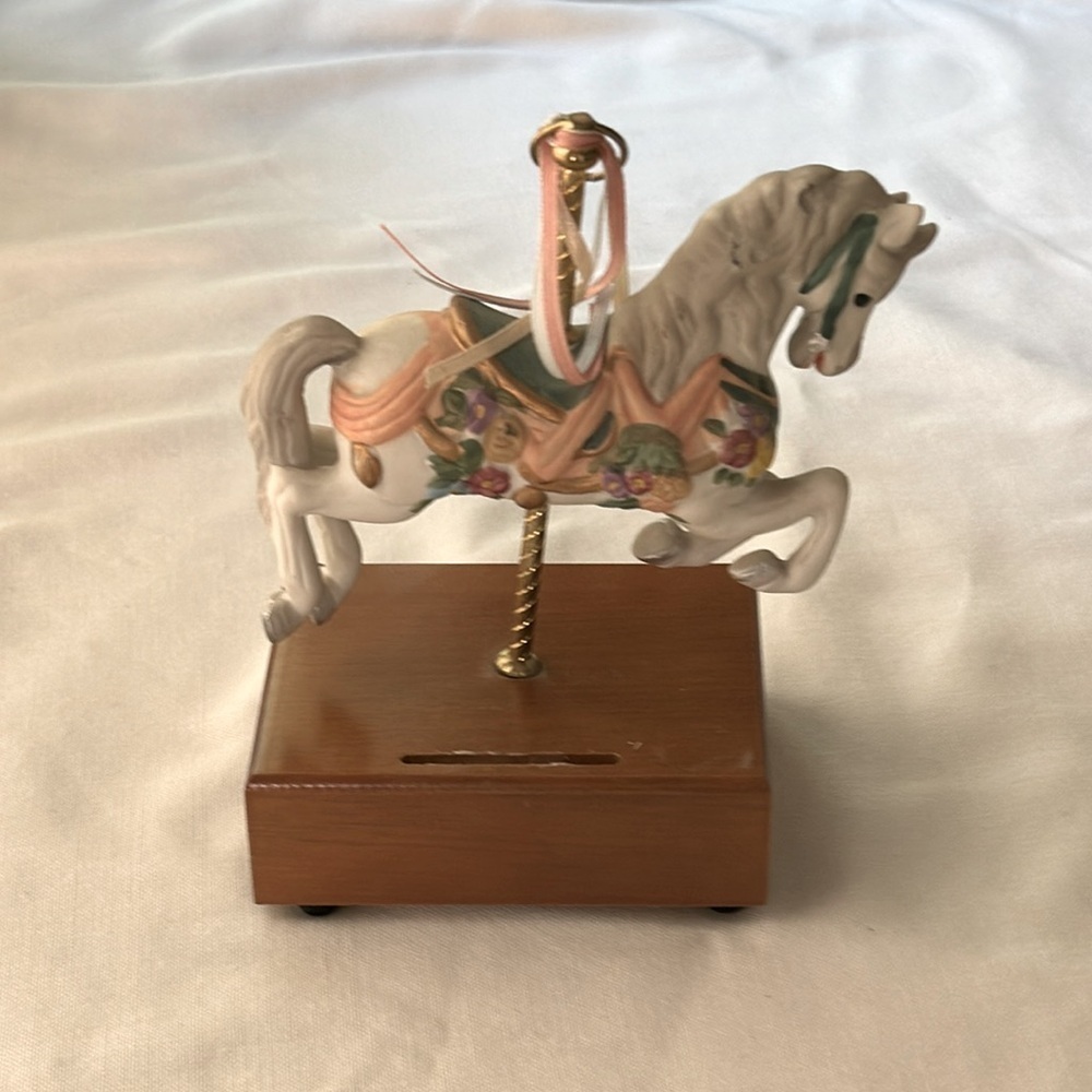 Porcelain‎ music box